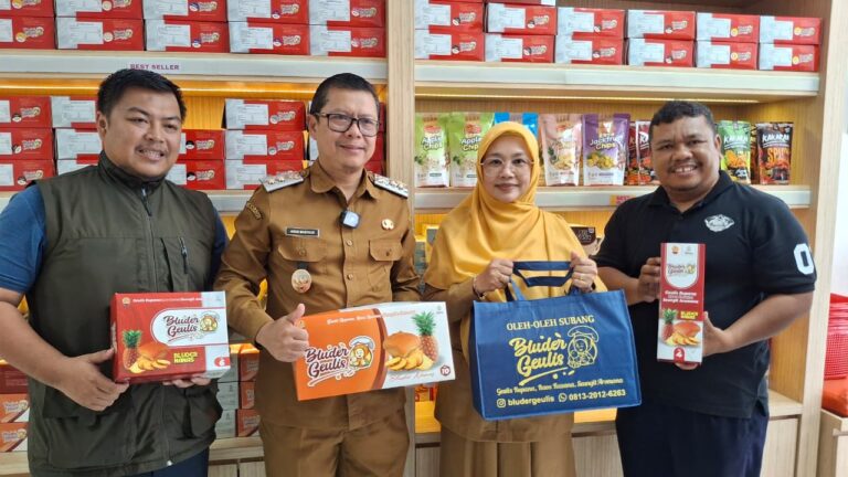 Roti nanas khas Subang di Bluder Geulis mendapat apresiasi dari Wakil Bupati Subang